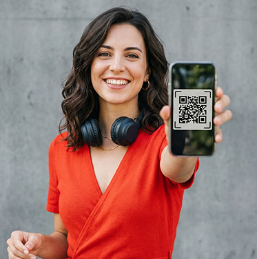 junge Frau zeigt das Display ihres Smartphones mit QR Code