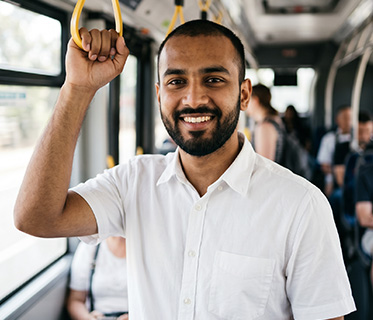stehender Fahrgast in der U-bahn