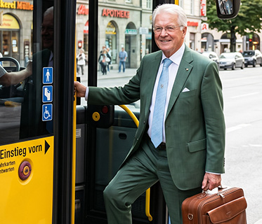 Ein Mann mit Sonnenbrille steigt in Bus ein